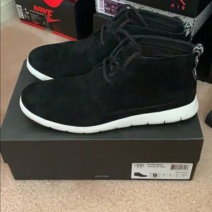 UGG freamon size 9